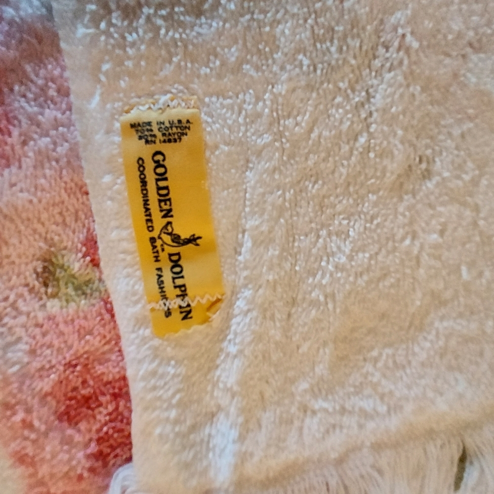 Vintage 1960's Golden Dolphin Rose Flower Bath Towel. - Picture 6 of 7